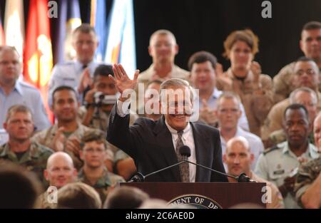 San Antonio, Texas USA, 25 agosto 2003: Il segretario alla difesa Donald Rumsfeld tiene una sessione di domande e risposte in stile municipale con circa 3.000 truppe texane in un hangar presso la Lackland Air Force base, dicendo alle truppe che i comandanti statunitensi dicono di avere abbastanza truppe per combattere gli attacchi di guerriglia in Iraq. Rumsfeld ha risposto alle domande per circa un'ora dopo aver visitato la base. ©Bob Daemmrich Foto Stock