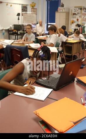 Gun Barrel City, Texas 9 settembre 2003: Istruzione a Lakeview e Southside Elementary Schools nel Mabank Independent School Discrict nel Texas nordorientale. Foto di (c)Bob Daemmrich 2003 studente di scienze di quinta classe che lavora su un computer portatile senza fili in classe, imparando a conoscere il sistema scheletrico del corpo umano. ©Bob Daemmrich Foto Stock