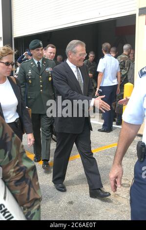 San Antonio, Texas USA, 25 agosto 2003: Il segretario alla difesa Donald Rumsfeld si prepara a stringere la mano durante un tour della Lackland Air Force base. ©Bob Daemmrich Foto Stock