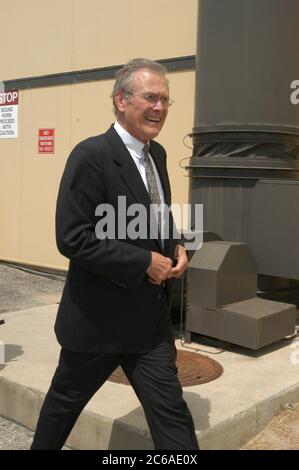 San Antonio, Texas USA, 25 agosto 2003: Il segretario alla difesa Donald Rumsfeld fa un tour della Lackland Air Force base prima di parlare con le truppe locali. ©Bob Daemmrich Foto Stock