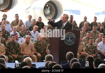 San Antonio, Texas USA, 25 agosto 2003: Il segretario alla difesa Donald Rumsfeld tiene una sessione di domande e risposte in stile municipale con circa 3.000 truppe texane in un hangar presso la Lackland Air Force base, dicendo alle truppe che i comandanti statunitensi dicono di avere abbastanza truppe per combattere gli attacchi di guerriglia in Iraq. Rumsfeld ha risposto alle domande per circa un'ora dopo aver visitato la base. ©Bob Daemmrich Foto Stock