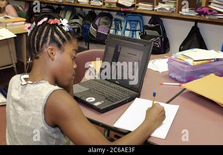 Gun Barrel City, Texas USA, 9 settembre 2003: Studentessa di scienze di quinta elementare di colore che lavora su un computer portatile wireless in classe, impara a conoscere il sistema scheletrico del corpo umano. ©Bob Daemmrich Foto Stock