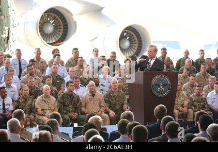 San Antonio, Texas USA, 25 agosto 2003: Il segretario alla difesa Donald Rumsfeld tiene una sessione di domande e risposte in stile municipale con circa 3.000 truppe texane in un hangar presso la Lackland Air Force base, dicendo alle truppe che i comandanti statunitensi dicono di avere abbastanza truppe per combattere gli attacchi di guerriglia in Iraq. Rumsfeld ha risposto alle domande per circa un'ora dopo aver visitato la base. ©Bob Daemmrich Foto Stock