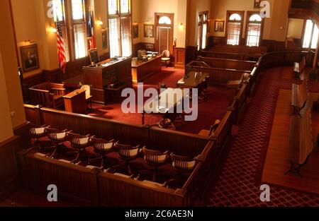 Victoria, Texas, 11 agosto 2003: La luce del sole filtra attraverso le grandi finestre dell'aula del vecchio tribunale della contea di Victoria, utilizzato dal 1893 al 1967. Progettato dal noto architetto J. Riely Gordon, è considerato uno dei più belli dello stato della stella solitaria. ©Bob Daemmrich Foto Stock