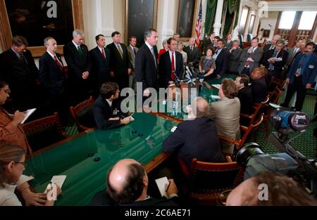 Austin, Texas USA, 26 agosto 2003: La seconda sessione speciale della 78a legislatura del Texas termina "sine die" al Campidoglio con un impasse sulla rigestione ancora in corso. I senatori repubblicani parlano con la stampa per far tornare ad Austin i loro colleghi democratici, che sono usciti per mostrare la loro opposizione al piano di riorganizzazione partigiana. Tenente Gov. David Dewhurst (cravatta blu) si trova al centro. ©Bob Daemmrich Foto Stock