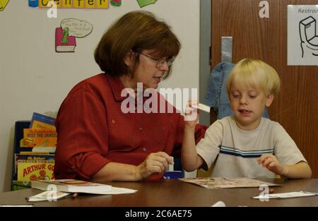 Gun Barrel City, Texas 9 settembre 2003: Specialista di discorsi e uditi femminile lavora sulle capacità di lettura e conteggio con una studentessa di 7 anni con disturbi linguistici e del linguaggio ritardati. VERSIONE MODELLO SP-60 (ragazzo) e SP-69 (insegnante). ©Bob Daemmrich Foto Stock