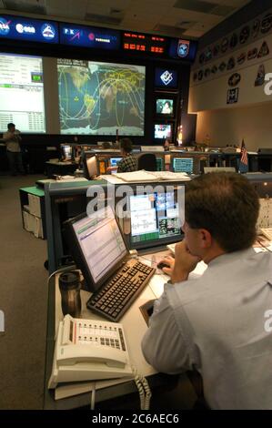 Houston Texas USA, 18 settembre 2003: Ingegneri di volo spaziali al lavoro nel Mission Control Center (MCC) attivo per la stazione spaziale Internazionale (ISS) attualmente in orbita. Un grande monitor nella parte anteriore della sala mappa la posizione dell'ISS sulla terra. ©Bob Daemmrich Foto Stock