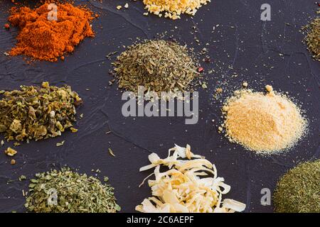 Varietà di spezie sparse sul tavolo da cucina Foto Stock