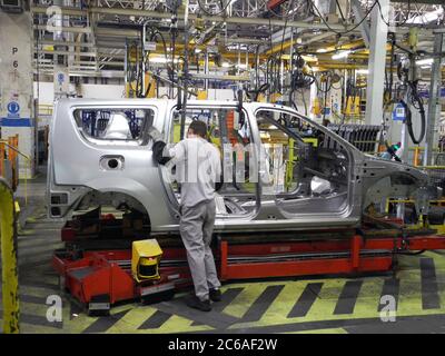 Linea di produzione di automobili con auto incompiuta di fila Foto Stock