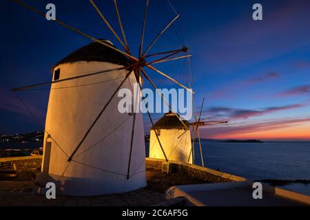 Tradizionali mulini a vento greca sull'isola di Mykonos all'alba, Cicladi Grecia Foto Stock