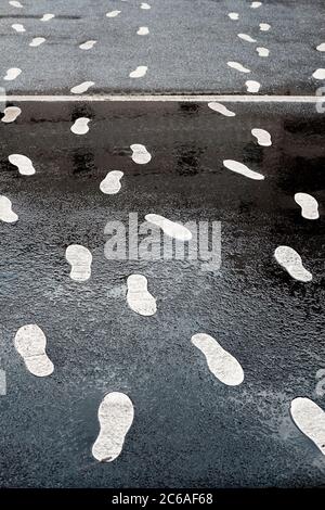 Gradini su pavimentazione bagnata Foto Stock