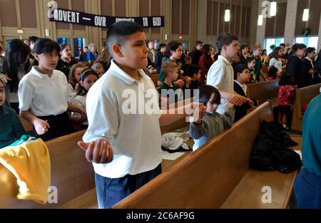 Austin, Texas USA, dicembre 2003: Messa per scolari a St. Ignatius Martyr Catholic Parish a Natale. ©Bob Daemmrich Foto Stock
