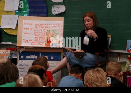 Austin, Texas USA, 3 maggio 2004: Una studentessa insegnante conduce una lezione di lettura in un'aula di prima elementare alla Barton Hills Elementary School. ©Bob Daemmrich Foto Stock