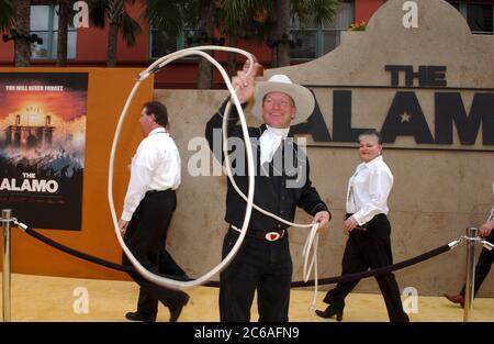 27 marzo 2004: San Antonio, Texas USA: Trick roper alla prima mondiale di "The Alamo" della Touchstone Pictures al Majestic Theatre, con un tappeto di 1.500 metri "Yellow Rose of Texas" al posto del tradizionale tappeto rosso per le stelle del film. ©Bob Daemmrich Foto Stock