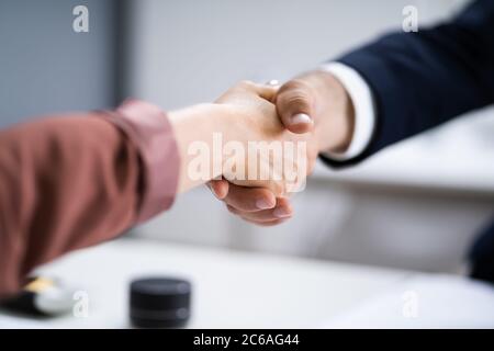 Recruit Manager Handshake alla riunione di colloquio di lavoro Foto Stock