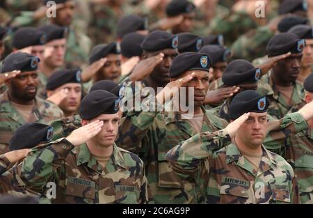 Fort Hood, Texas USA, 2 settembre 2004: Soldati con uniformi mimetiche e berretti neri salutano durante un servizio commemorativo per i 81 soldati uccisi nell'operazione Iraqi Freedom dalla 4th Infantry Division di Fort Hood. ©Bob Daemmrich