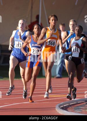 Austin, Texas USA, giugno 2004: Le donne corrono la curva mentre gareggiano nei 800 metri di pista al National Collegiate Athletic Association (NCAA) Division i Outdoor Track & Field Championships. ©Bob Daemmrich Foto Stock