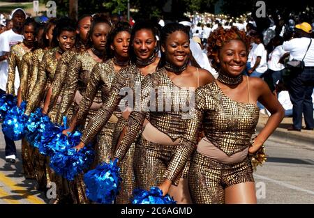 Austin Texas USA, 19 giugno 2004: La squadra di danza femminile si esibiva nella parata annuale del Junetsex vicino al centro. ©Bob Daemmrich Foto Stock