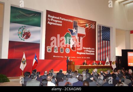 Mexico City DF, Messico, giugno 2004: Durante una missione commerciale a Città del Messico, il governatore del Texas Rick Perry firma un Memorandum of Understanding con i governatori di confine del Messico. ©Bob Daemmrich Foto Stock