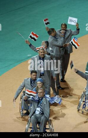 Atene, Grecia 17SEP04: Cerimonia di apertura dei Giochi Paralimpici di Atene 2004 allo Stadio Olimpico. La squadra irachena si ©allo Stadio Olimpico di Bob Daemmrich Foto Stock