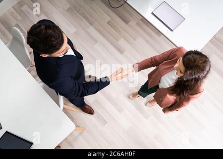 Professionisti uomini d'affari che scuotono le mani. Vista dall'alto Foto Stock