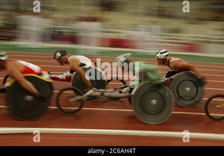 Atene, Grecia 24SEP04: Azione sfocata (usando la velocità dell'otturatore lenta) nella finale maschile di T54 5000 metri, ha vinto il mio Kurt Freanley d'Australia (1036) in 10:23,98 minuti.©Bob Daemmrich Foto Stock