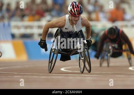 Atene, Grecia 23SEP04: La Tatyana McFadden (2050) degli Stati Uniti si dirige verso il traguardo nel primo round femminile di T54 400 metri alle Paralimpiadi di Atene. Si è qualificata per la finale con un orario di 56,70. ©Bob Daemmrich Foto Stock