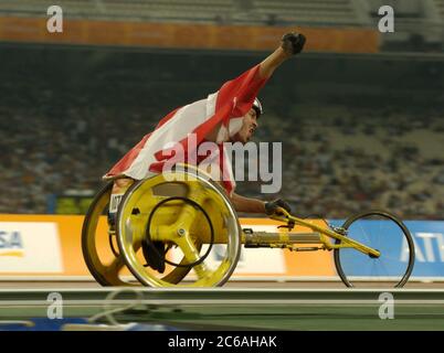 Atene, Grecia 23SEP04: Thomas Geierspichler d'Austria compie un giro di vittoria dopo aver vinto i T52 1500 metri degli uomini alle Paralimpiadi di Atene. ©Bob Daemmrich Foto Stock