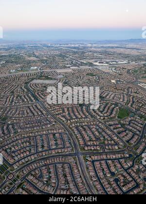 Una nuova comunità pianificata si trova vicino a Las Vegas, Nevada. Questa area sta crescendo a proposito della popolazione e l'evoluzione degli alloggi continua ad espandersi. Foto Stock