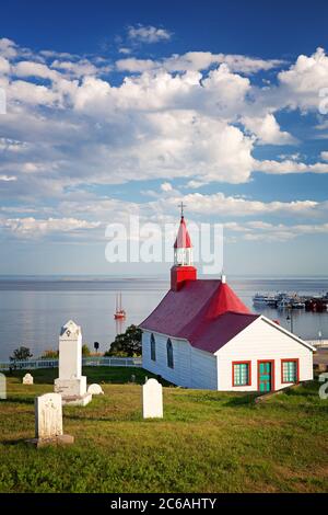 Cappella di Tadoussac, monumento storico costruito in legno nel 1747. Il red-Cappella coperta si affaccia sulla St Lawrence river. Quebec, Provincia del Canada. Foto Stock