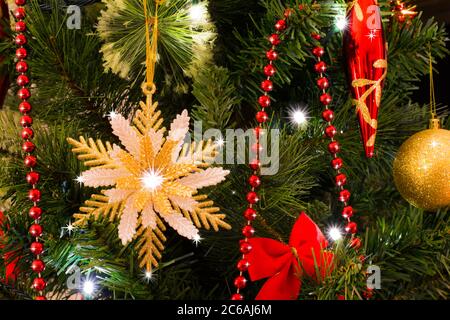 Decorazioni dell'albero di Natale su un albero Foto Stock
