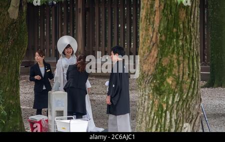 Sposa e sposo giapponesi in kimono tradizionale al santuario Meiji Jingu Shinto, Tokyo, Giappone Foto Stock