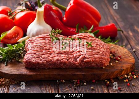 Cucina un piatto italiano di carne tritata e verdure fresche Foto Stock