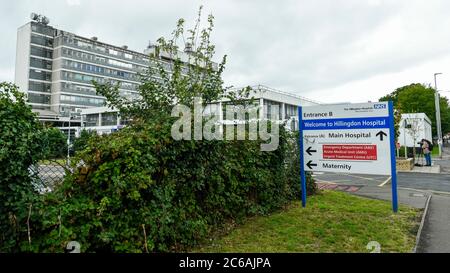 Londra, Regno Unito. 8 luglio 2020. L’esterno dell’Hillingdon Hospital, il principale ospedale della circoscrizione di Uxbridge e South Ruislip del primo ministro, che ha chiuso le ricoveri di emergenza dopo un’epidemia di coronavirus tra il personale dell’NHS. Il NHS Trust ha annunciato che il 3 luglio è stato dichiarato un focolaio di Covid-19 e, dal 7 luglio, 70 membri del personale si stanno isolando, alcuni dei quali hanno dato risultati positivi per Covid-19. Credit: Stephen Chung / Alamy Live News Foto Stock