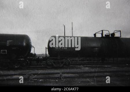 Bella fotografia in bianco e nero di stile di vita degli anni '70 di un treno che corre lungo i suoi tracciati. Foto Stock