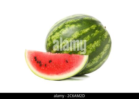 Cocomero fresco isolato su sfondo bianco. Frutta estiva Foto Stock