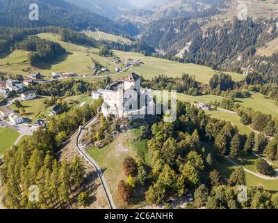 Veduta aerea del Castello Tarasp (costruito nel 11 ° secolo) nelle Alpi svizzere, Canton Grigioni o Graubuendon, Svizzera Foto Stock