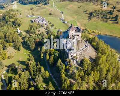 Veduta aerea del Castello Tarasp (costruito nel 11 ° secolo) nelle Alpi svizzere, Canton Grigioni o Graubuendon, Svizzera Foto Stock