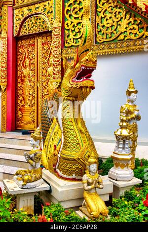 Sculture di fronte a Wat Fon Soi, Chiang mai, Thailandia Foto Stock