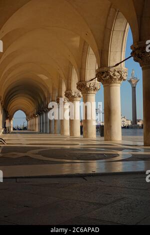 Venedig, Markusplatz, Krise der Tourismusindustrie wegen der CoVid-19 Maßnahmen // Venezia, Piazza San Marco, crisi turistica dovuta al misurando CoVid-19 Foto Stock