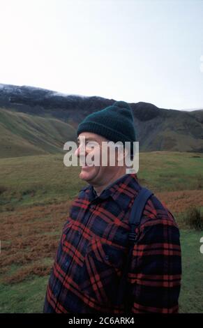 Uomo anziano a piedi in campagna Foto Stock