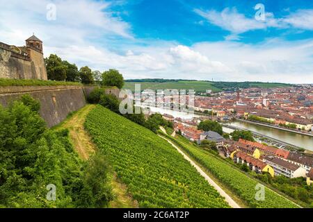 Vista panoramica aerea di Wurzburg in una bella giornata estiva, la Germania Foto Stock