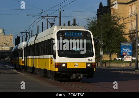 Dallas, TX AUG04: La linea ferroviaria leggera conosciuta come DART (Dallas Area Rapid Transit) attraversa il cuore del centro di Dallas. ©Bob Daemmrich/ Foto Stock