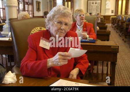 Austin, Texas USA, 13 dicembre 2004: Anna Rice, un'elettore presidenziale del Distretto 10 del Texas, pronuncia il suo voto per il repubblicano George W. Bush nella riunione dei Presidential Electors, comunemente noto come Electoral College, presso il Campidoglio. ©Bob Daemmrich Foto Stock