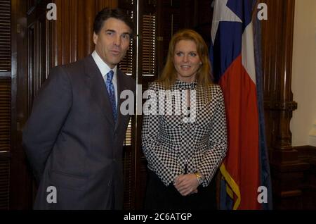 Austin, Texas USA, 11 gennaio 2005: Sarah Ferguson, l'ex duchessa di York, fa un'apparizione al Campidoglio del Texas con il governatore del Texas Rick Perry per promuovere un programma di fitness per i giovani del Texas. ©Bob Daemmrich Foto Stock