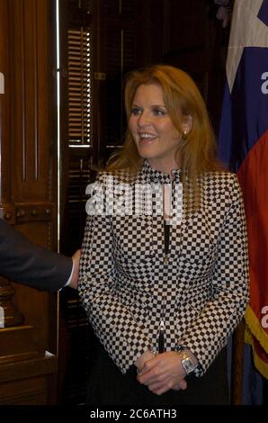 Austin, Texas USA, 11 gennaio 2005: Sarah Ferguson, l'ex duchessa di York, fa un'apparizione al Campidoglio del Texas per promuovere un programma di fitness per i giovani del Texas. ©Bob Daemmrich Foto Stock