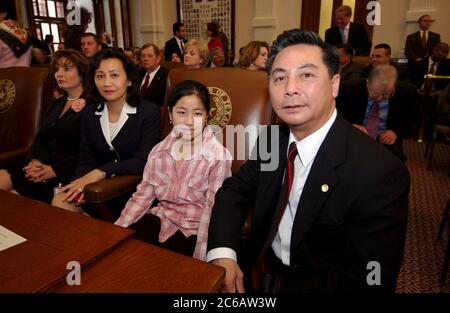 Austin Texas USA, 11 gennaio 2005: Hubert Vo, il primo vietnamita-americano eletto alla legislatura del Texas, con sua moglie e sua figlia il giorno di apertura della sua prima sessione legislativa all'interno della camera dei rappresentanti del Texas. ©Bob Daemmrich Foto Stock