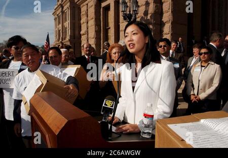 Austin, Texas USA, 11 gennaio 2005: La donna d'affari cinese-americana/coreana Jennifer Kim, che corre per il Consiglio comunale di Austin, parla ad una manifestazione al Campidoglio del Texas. ©Bob Daemmrich Foto Stock