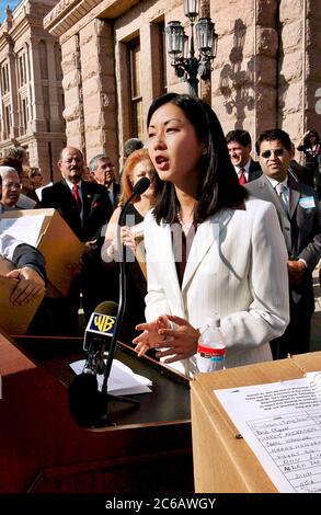 Austin, Texas USA, 11 gennaio 2005: La donna d'affari cinese-americana/coreana Jennifer Kim, che corre per il Consiglio comunale di Austin, parla ad una manifestazione al Campidoglio del Texas. ©Bob Daemmrich Foto Stock