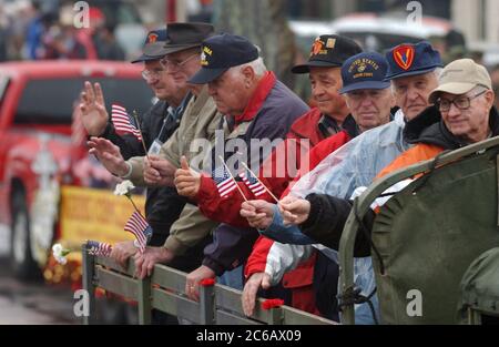 Fredericksburg, Texas USA, 19 febbraio 2005: I veterani della seconda guerra mondiale saltano alla folla mentre cavalcano in una parata commemorativa del 60° anniversario della battaglia della seconda guerra mondiale per Iwo Jima nel Pacifico meridionale. ©Bob Daemmrich Foto Stock